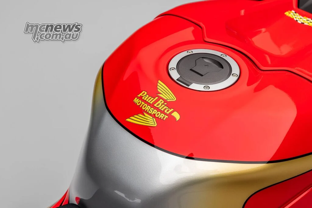 Логотип Paul Bird Motorsport на баке — еще одна связь с дебютом МакГиннесса на TT в 1996 году на Honda RS250.