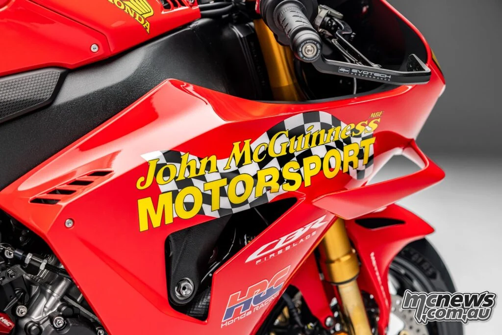 Графика John McGuinness Motorsport доминирует на боковых обтекателях Fireblade, повторяя облик его Superbike для Isle of Man
