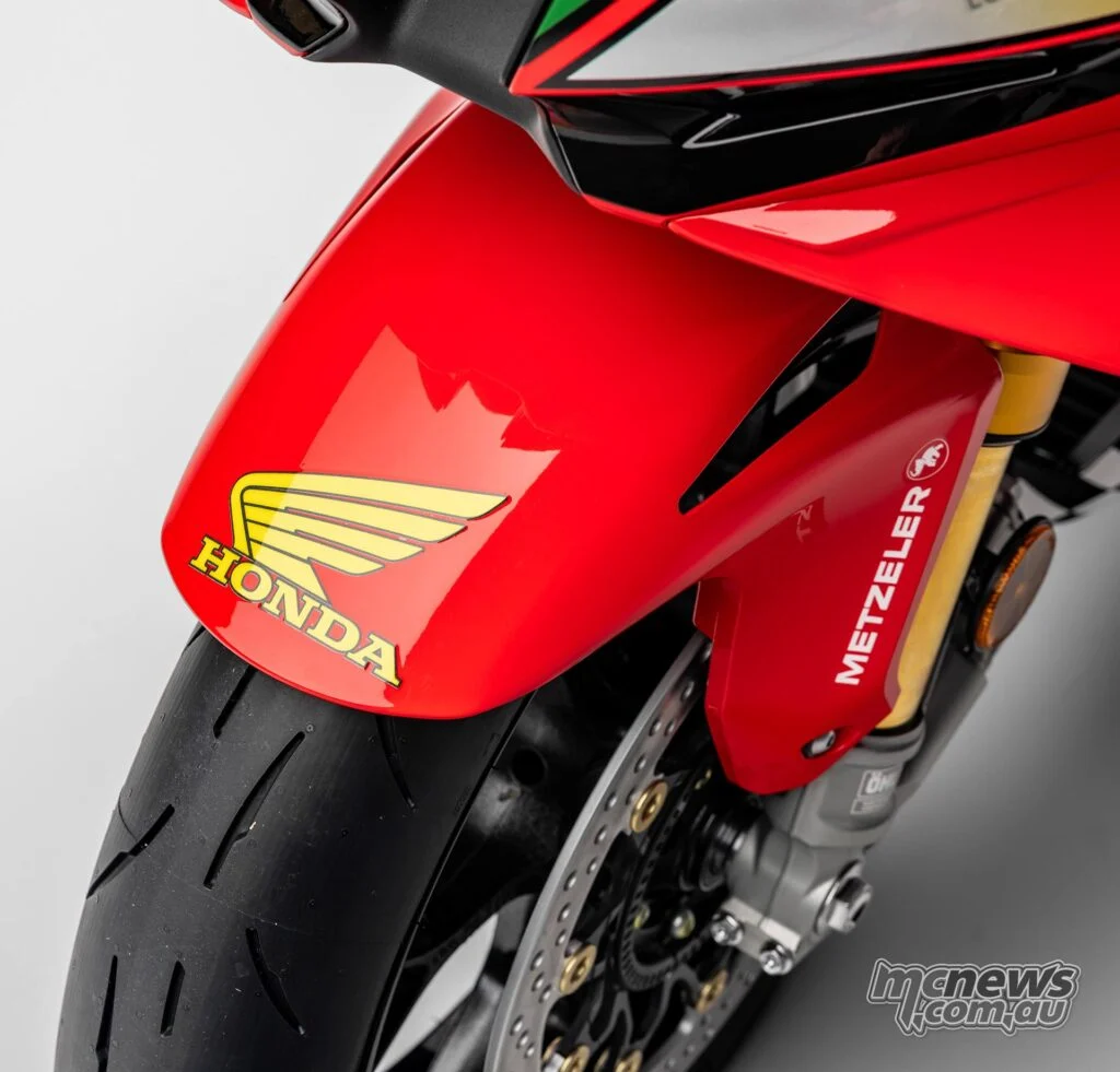 На ограниченную серию Fireblade установлены шины Metzeler, а оригинальные шины также поставляются каждому владельцу.