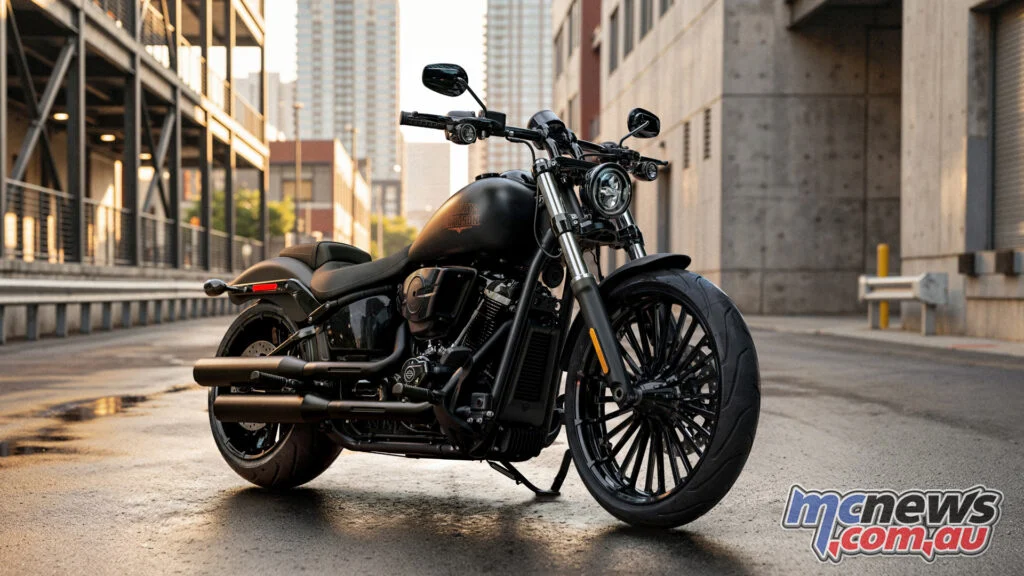 Под затемнённой отделкой по-прежнему скрывается 1923-кубовый Milwaukee-Eight 117 Custom, развивающий 103 л. с. и 171 Нм.