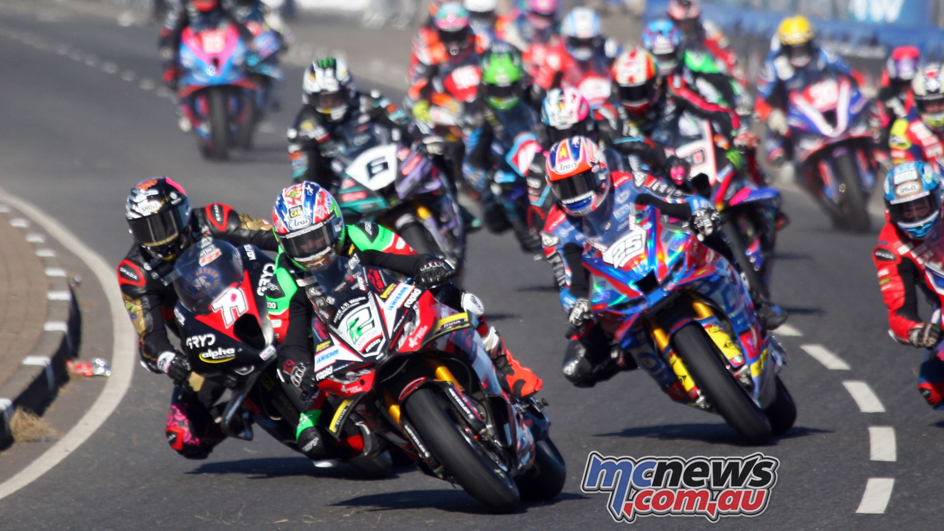 Стейси завершил NW200 победой в гонке Superbike