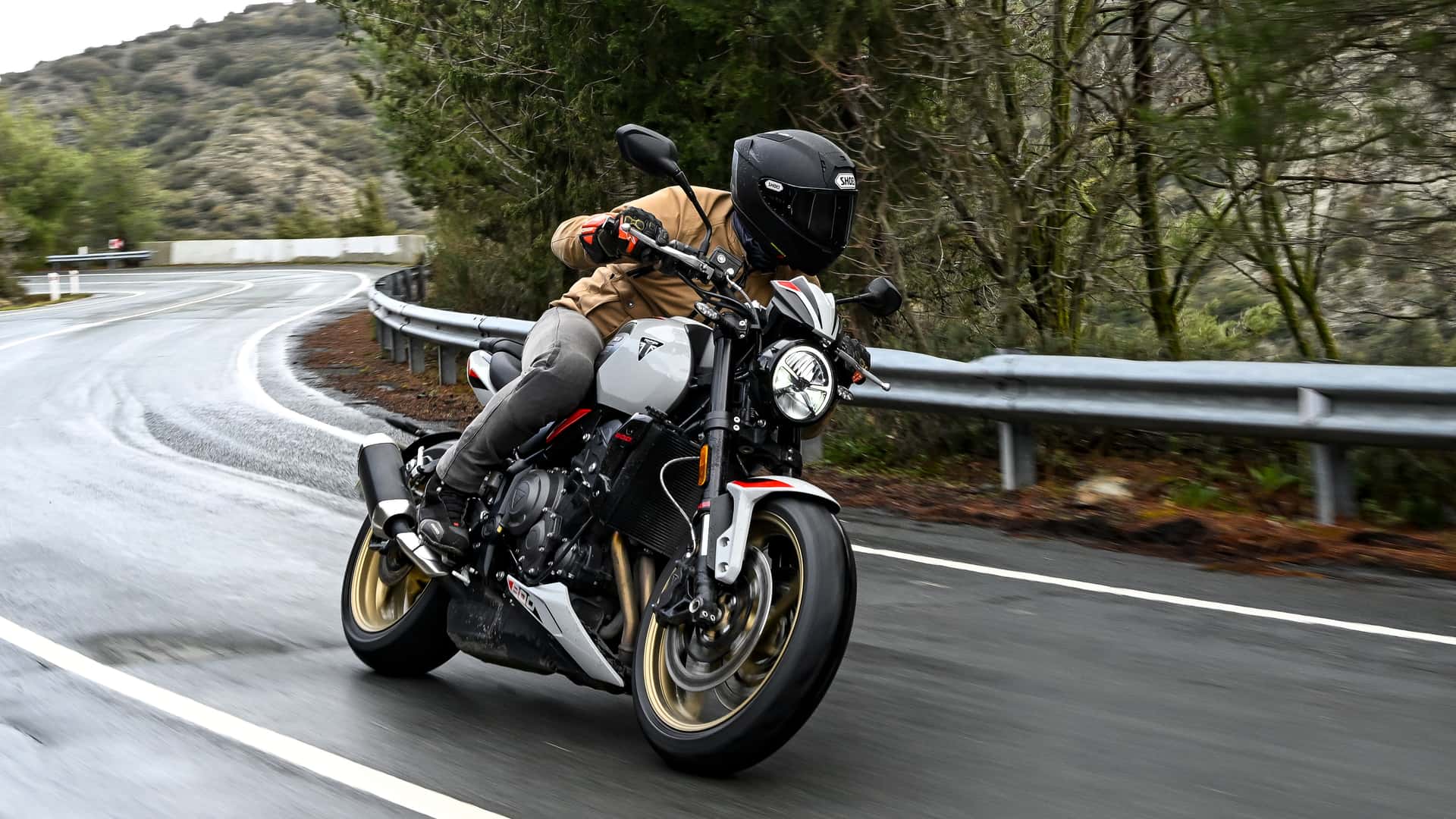 Смотрите, как Triumph Trident 800 борется с подъемом переднего колеса на презентации в Испании