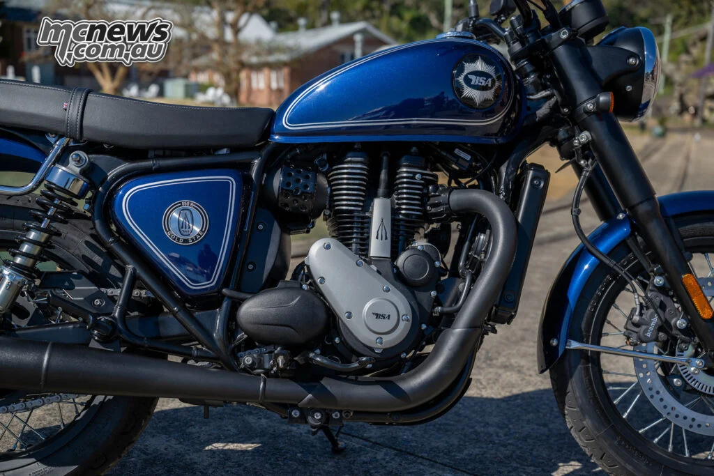 652-кубовый DOHC-одноцилиндровый мотор в раме Gold Star 650 цвета Birmingham Blue.
