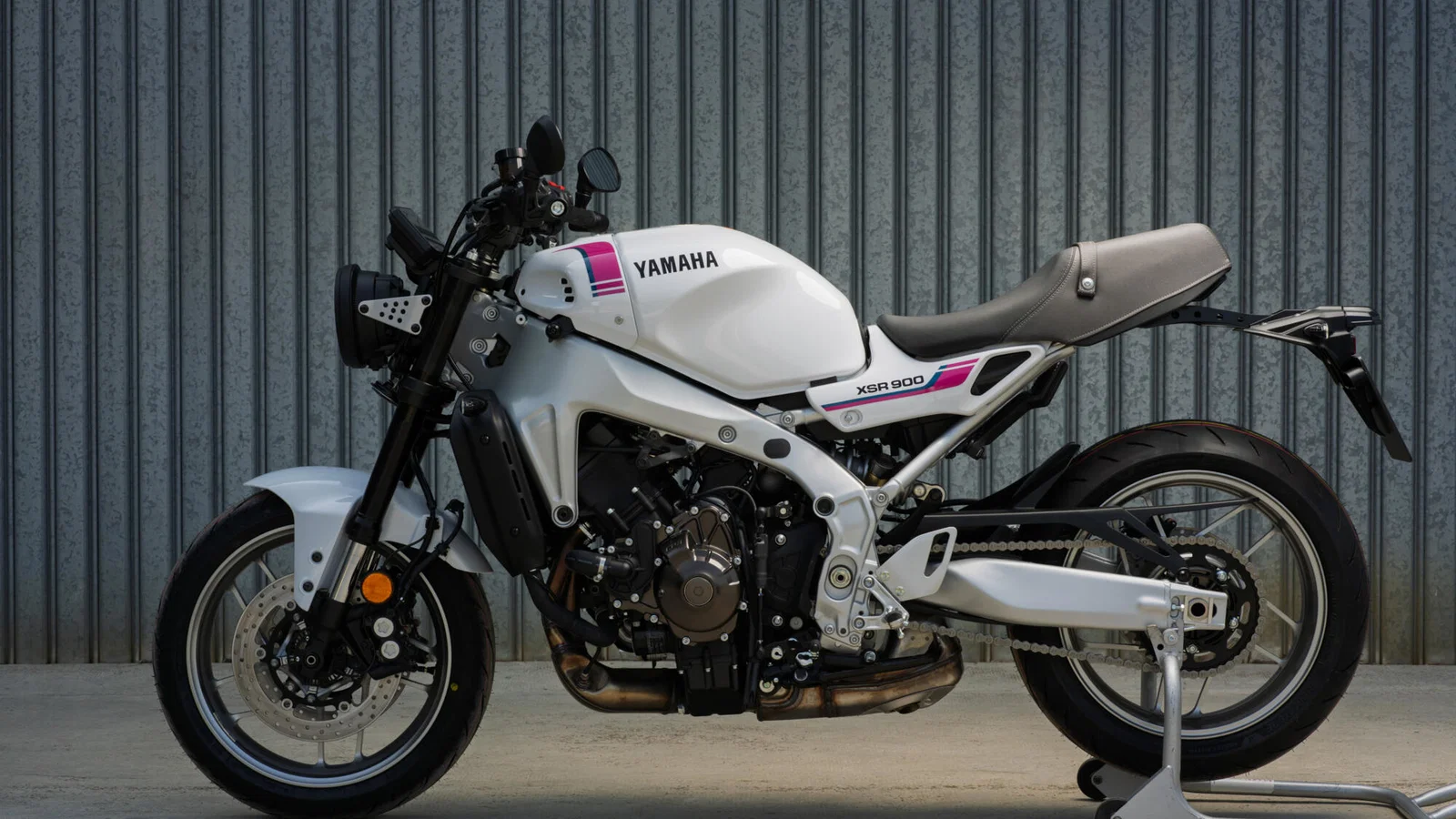 Yamaha XSR900 получила стильную расцветку Neon White