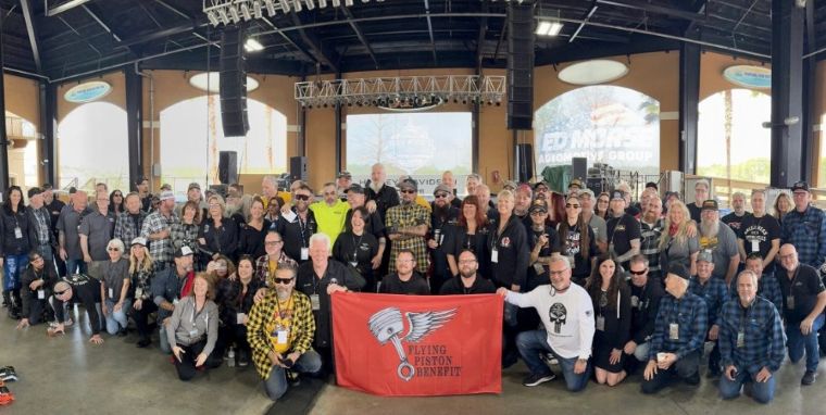 Женщины участвуют в Flying Piston Benefit Builders Breakfast, чтобы поддержать стипендии для начинающих женщин-райдеров.